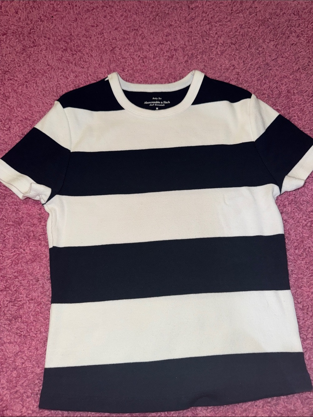 Abercrombie & Fitch Men’s Black and White Wide-Stripe Short Sleeve Tee
